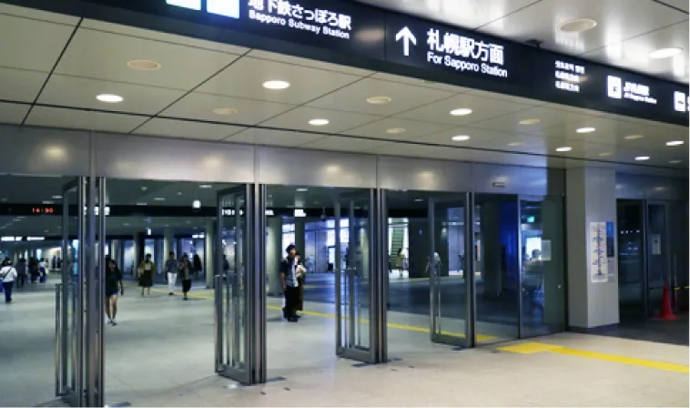 写真：地下鉄「大通駅」で下車し、札幌駅方面に向かう「地下歩行空間」へ進みます。